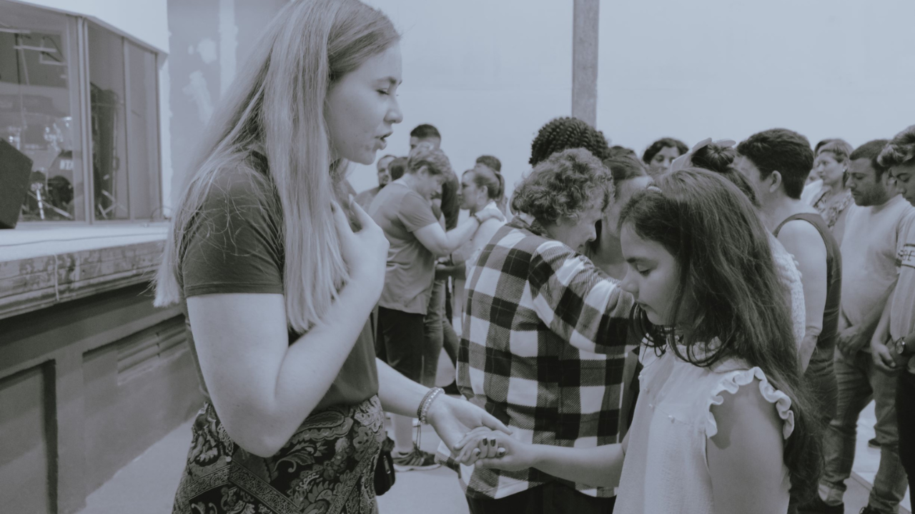 Mission team praying during short-term and long-term mission trip discernment